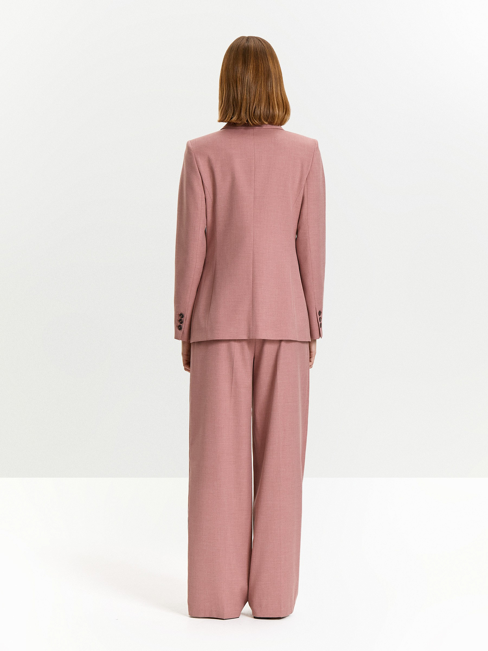 Двубортный жакет приталенного кроя